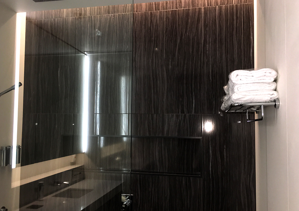 koru-lounge-auckland-showers