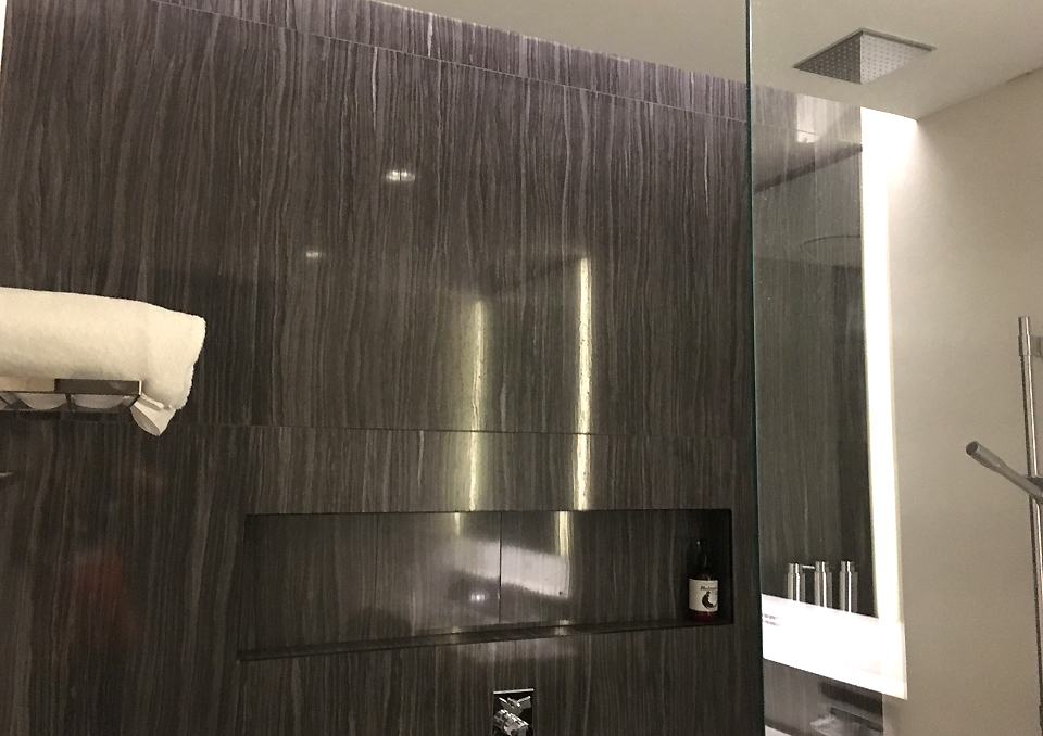 koru-lounge-sydney-showers