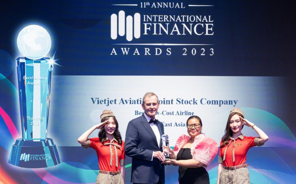 Vietjet Chief Operating Officer Michael Hickey with the “Best Low-cost Airline in Southeast Asia” award
